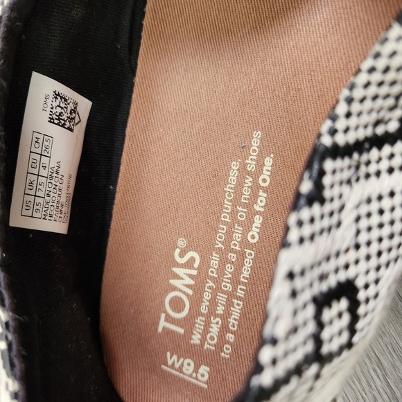 TOMS White and Black Shoes 9.5 Diamond Jacquard Aztec Weave Print - Picture 2 of 15